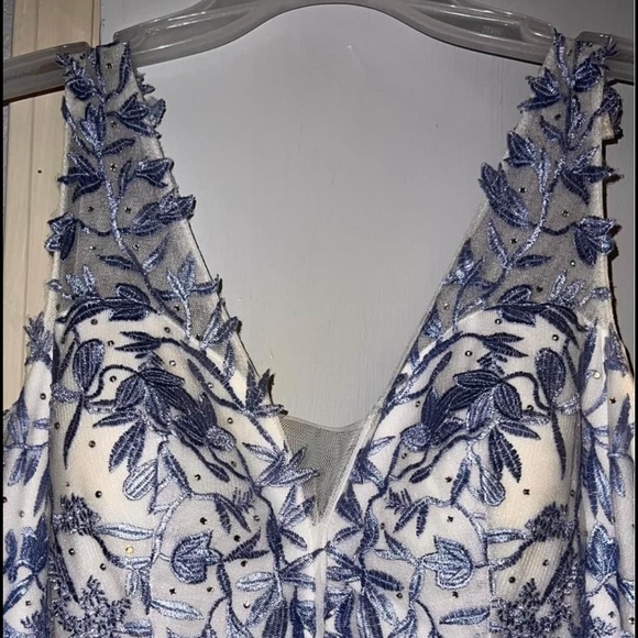 White ball gown with blue embroidery - Picture 4 of 5